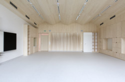 Přístavba školy ve Studenci, CHRAMA: Čistým interiérům dominuje ve společných prostorách pohledový beton, v prostorách tříd naopak světlé odstíny dřevěného obložení