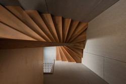 Pohled na schodiště (Rekonstrukce chalupy Borová Lada; Studio Plyš)