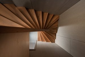 Pohled na schodiště (Rekonstrukce chalupy Borová Lada; Studio Plyš)