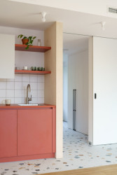 V bytech pro seniory architekti kombinovali zemité barvy. (Domov pro seniory s mateřskou školou v Horních Jirčanech, ti architekti)