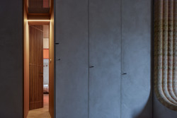 Ovenecká 33, studio OBJEKTOR: Nalezneme zde také spoustu pozoruhodných detailů či překvapení – kuchyň která připomíná jeskyni či tajný vchod v knihovně.