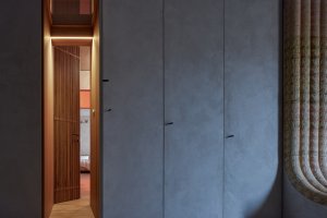 Ovenecká 33, studio OBJEKTOR: Nalezneme zde také spoustu pozoruhodných detailů či překvapení – kuchyň která připomíná jeskyni či tajný vchod v knihovně.