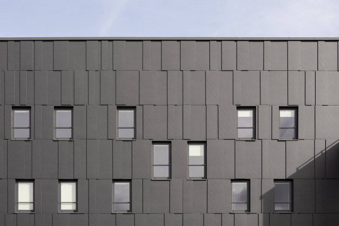 Swisspearl Reflex na obchodním centru v litevském Kaunasu