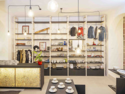 Zařízení vytvořili studenti Fakulty architektury VUT (Interiér dobročinného obchodu Nadace Veronica; studenti FA VUT)