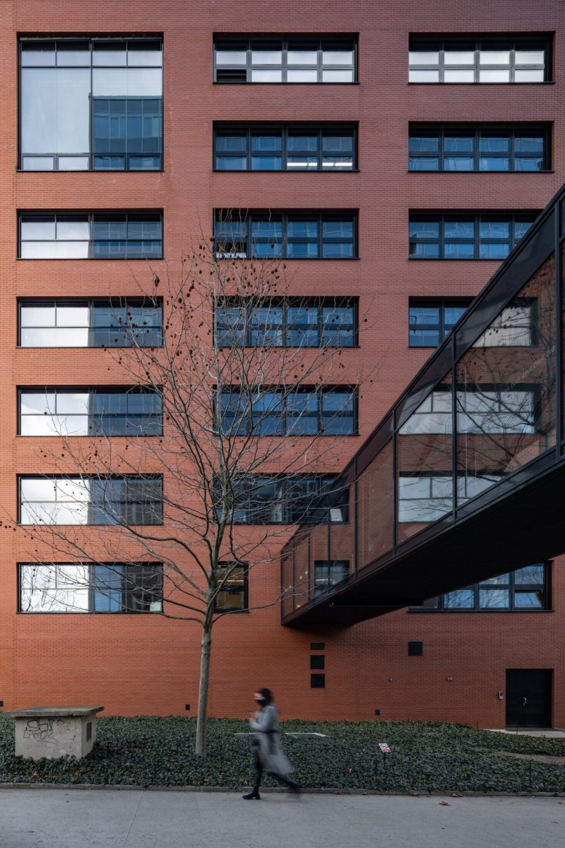 Pohled na propojovací krček nové a staré budovy Fakulty architektury ČVUT v Praze