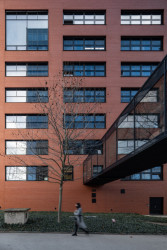 Pohled na propojovací krček nové a staré budovy Fakulty architektury ČVUT v Praze