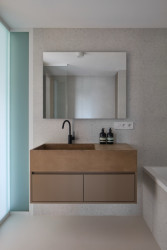 Koupelna (Řadový dům v Čimicích, Plus One Architects)