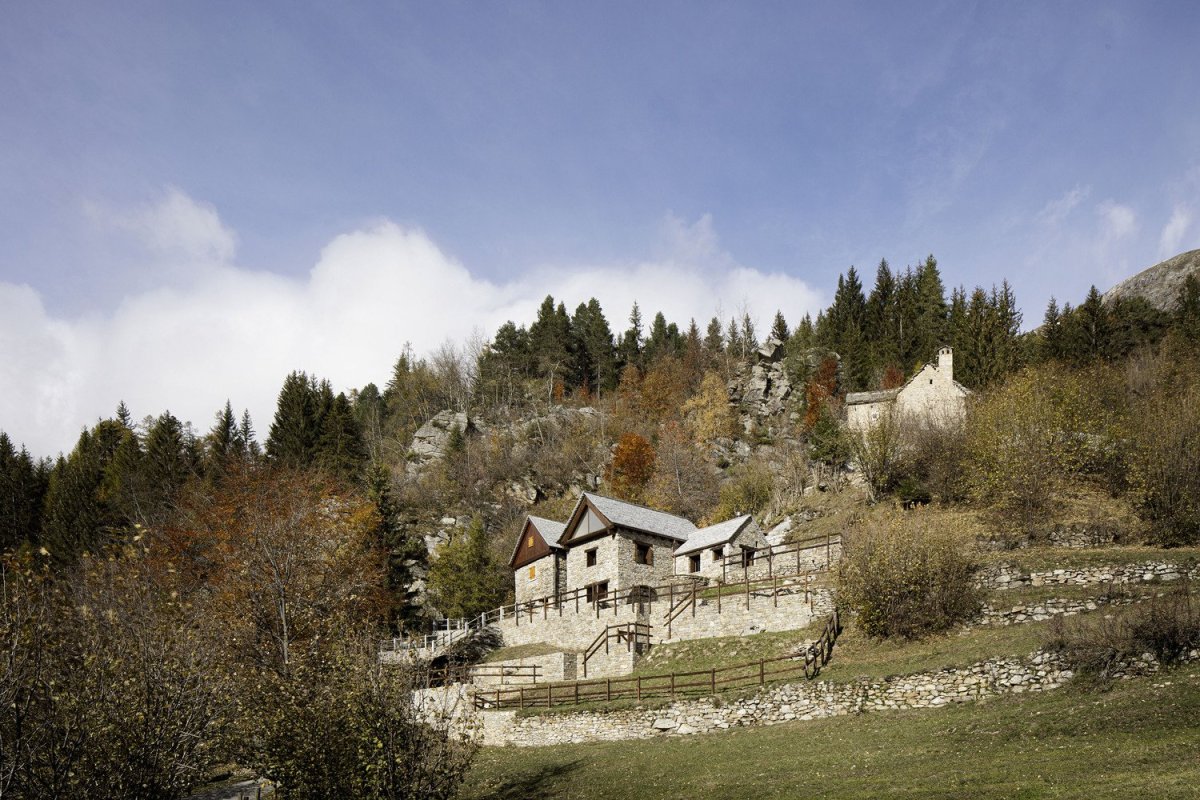 Přestavba stájí na víkendový dům v italských Alpách