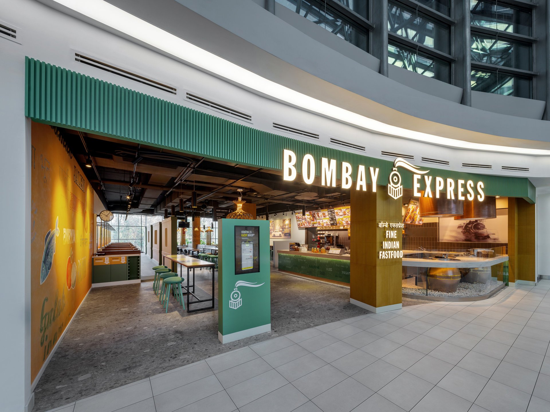 Indické bistro na pražské Floře prošlo redesignem – je stylizované do indického vlaku minulého století, doplněné stoličkami od LD Seating, které harmonicky zapadají do celkového konceptu. (Bombay Express; Studio archicraft)