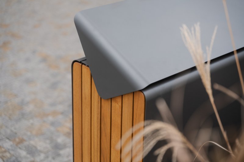 Produktová řada Daku propojuje čistý design, odolnost a variabilitu provedení. (Koš Daku od Urbania)