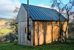 Tři domky v CHKO Šumava od Sokoban studio