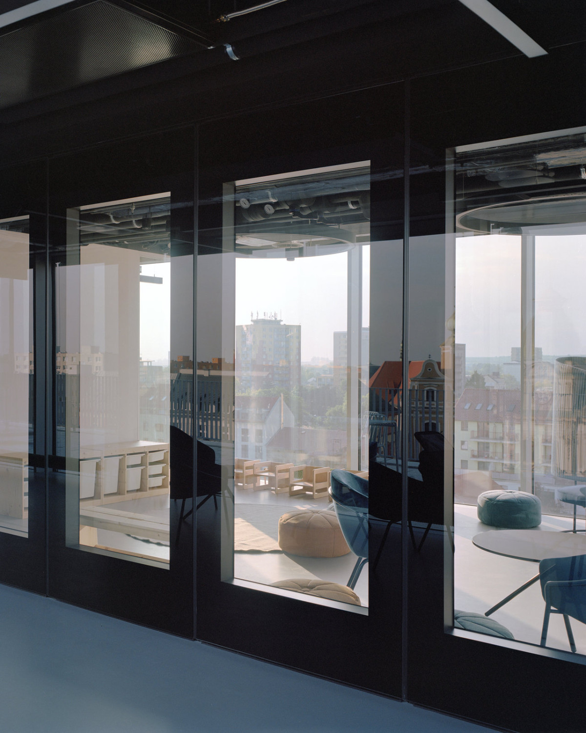 „V tomto projektu architektura netvoří pouze neutrální pozadí institucionálního fungování – stává se přímým nástrojem transformace,“ približují koncept architekti z ateléru gram.  (Rekonstrukce přerovského magistrátu; atelier gram)