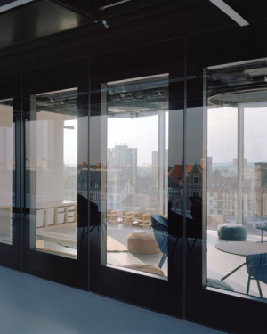 „V tomto projektu architektura netvoří pouze neutrální pozadí institucionálního fungování – stává se přímým nástrojem transformace,“ približují koncept architekti z ateléru gram.  (Rekonstrukce přerovského magistrátu; atelier gram)