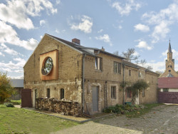 Rekonstrukce citlivě respektuje původní historii domu. 