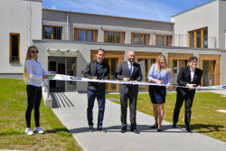 Otevírání nového bytového domu v Červeném Hrádku v Plzni. Dříve to byl kulturní dům.