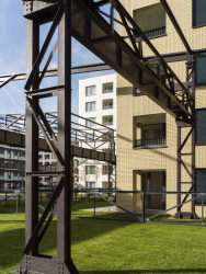 Konstrukce odděluje veřejné a komunitní zóny (Rezidenční bydlení vzniklo z holešovického brownfieldu; A69 architekti)