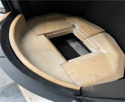 Šamot ve tvaru desek nebo pásků se používá pro krbové vložky.