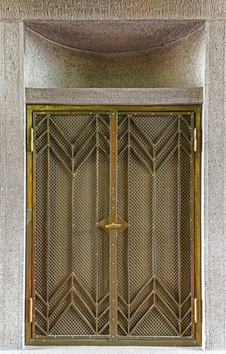 Nový zámek, dvojvila bratrů Mandelíkových v Ratboři u Kolína, 1911‒1913, detail výplně výklenku s radiátorem (foto: Jiří Zikmund, 2021)