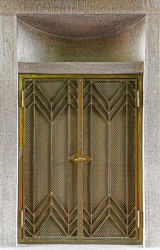 Nový zámek, dvojvila bratrů Mandelíkových v Ratboři u Kolína, 1911‒1913, detail výplně výklenku s radiátorem (foto: Jiří Zikmund, 2021)