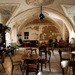 V klášteře se nachází kavárna. (Sadovsky & Architects, Apartmány v Rožnavě)