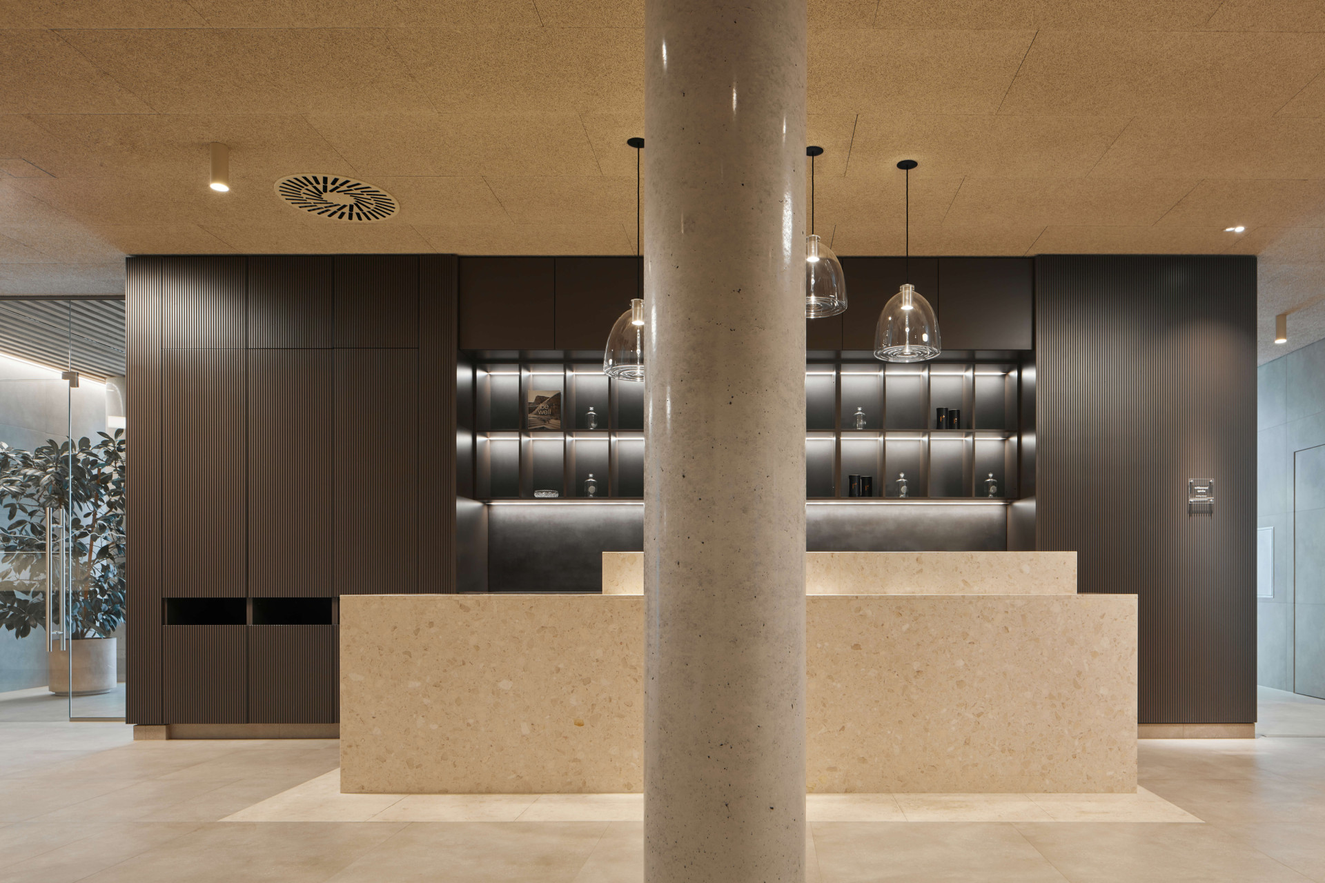 Wellness centrum lázní Aurora v Třeboni, Plus One Architects: Wellness centrum uvozuje prostorná hala s pultem z drceného mramoru.