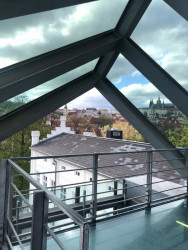 Marian Karla navrhl také skleněnou nástavbu na schodišťové věži