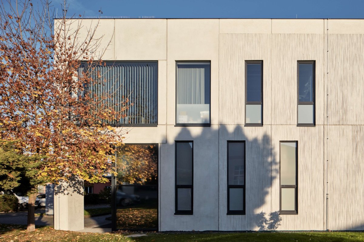 Architekti z Ateliéru stavebních konstrukcí realizovali v pražských Čakovicích skladové haly