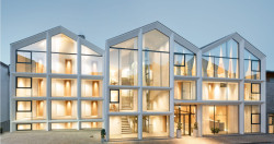 Zmíněný architekt Peter Pichler je populární volbou pro investory. Jeho rukopis je vidět na více místech v jižním Tyrolsku, většina domů stojí v odlehlé přírodě, hotel Schgaguler je vyjímka. 