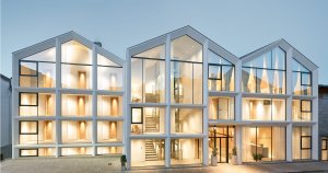 Zmíněný architekt Peter Pichler je populární volbou pro investory. Jeho rukopis je vidět na více místech v jižním Tyrolsku, většina domů stojí v odlehlé přírodě, hotel Schgaguler je vyjímka. 