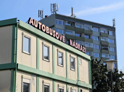 "Ostuda Liberce", provizorní budova na autobusovém nádraží, se rozebírá.