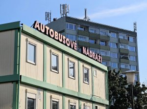 "Ostuda Liberce", provizorní budova na autobusovém nádraží, se rozebírá.
