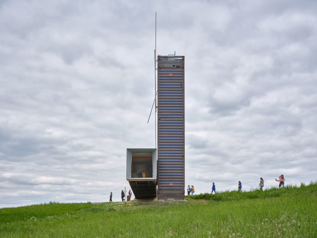 Cíle cest je projekt města Litomyšl. Jsou to drobné intervence do krajiny od architektů. (Rozhledna na Litomyšl, atelier-r)