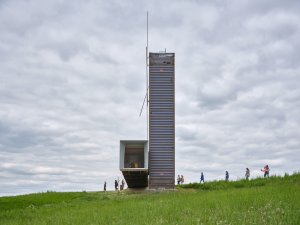 Cíle cest je projekt města Litomyšl. Jsou to drobné intervence do krajiny od architektů. (Rozhledna na Litomyšl, atelier-r)