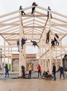Skupinový portrét studia (Rekonstrukce bývalých železničních dílen; ASSEMBLE, Atelier Luma, BC Architects )