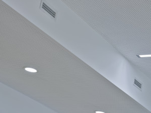 V podhledech jsou použité desky značky Rigips. (Nová škola Via v Berouně; OVA )