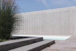 Hlavním aktérem je však venkovní bazén s možností zakrytí a samozřejmě rozlehlá terasa. (Zahradní domek, Adam Lukačovič)