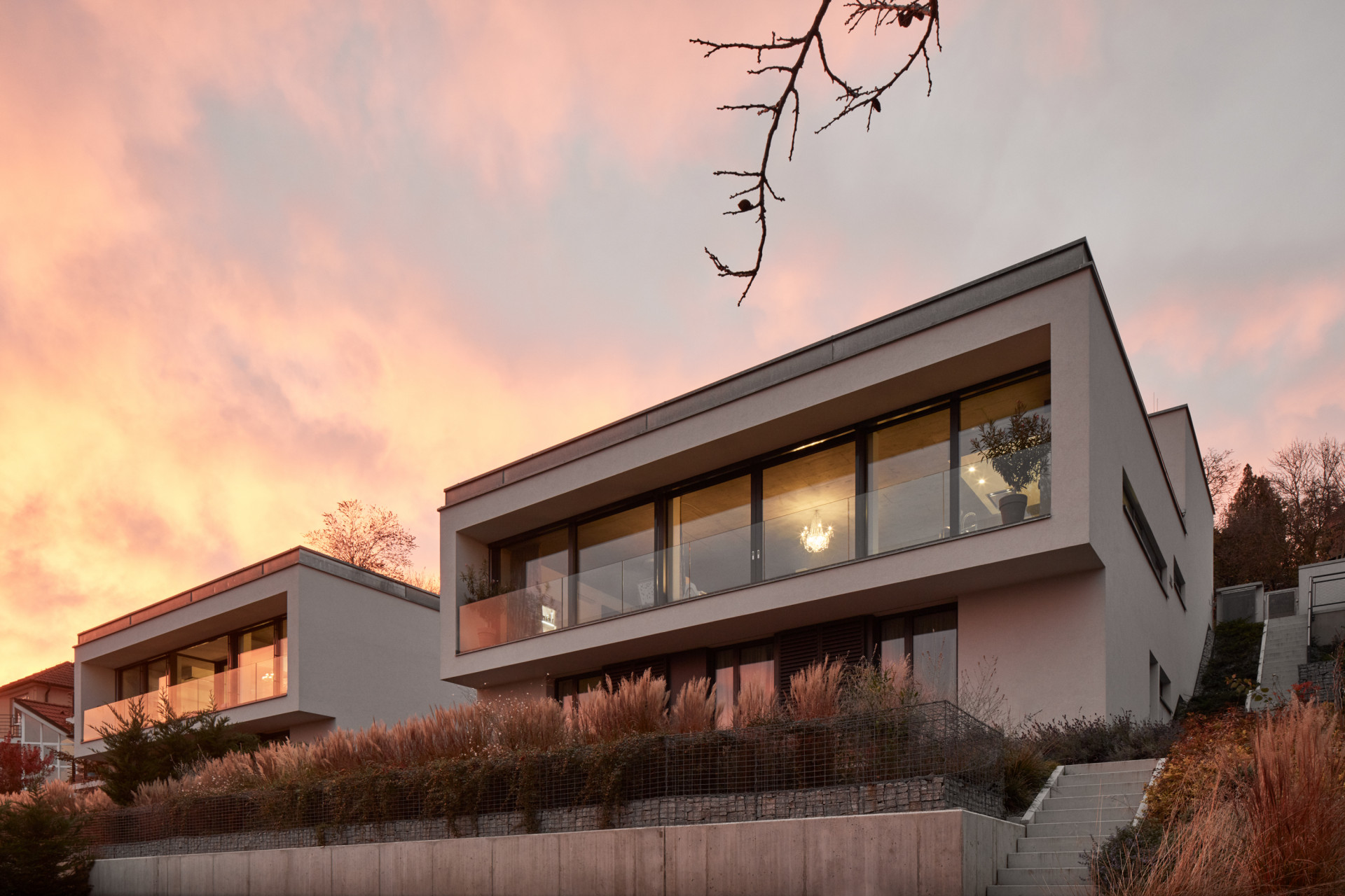 Dvě identické vily od studia Jestico + Whiles na jihozápadě Prahy