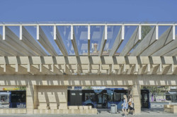 Elegantní střešní konstrukce z lepených dřevěných nosníků nad autobusovým terminálem (Autobusové nádraží Umeå Vasaplan, Wingårdhs + WSP)