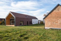 Skvadra architekti - Přestavba stavení v severních Čechách: Místo ní pak vyrostla moderní dřevostavba