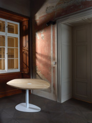 Architektka Daniela Polubědovová představila novou kolekci stolů Indiánské léto