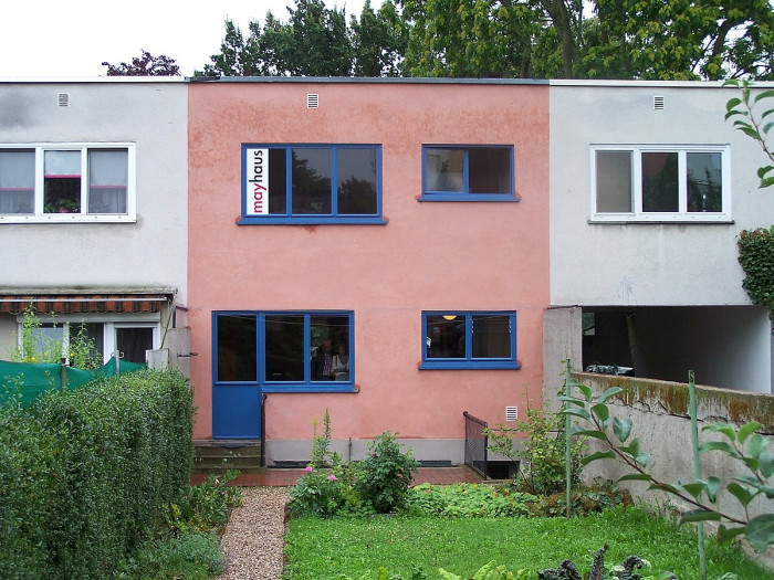 Rodinný řadový dům na sídlišti Römerstadt. Dům byl zrekonstruován do původní podoby s původním vybavením a slouží jako muzeum (mayhouse)