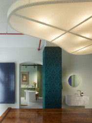 Showroom kosmetiky v Karlíně, P E T R I K + K O T R C & Nora Sopková: Hlavní a vedlejší část prodejny autoři rozdělili posuvnou mosaznou mříží