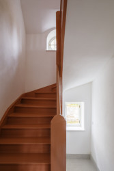 Dřevěné schodiště má nový moderní výraz.