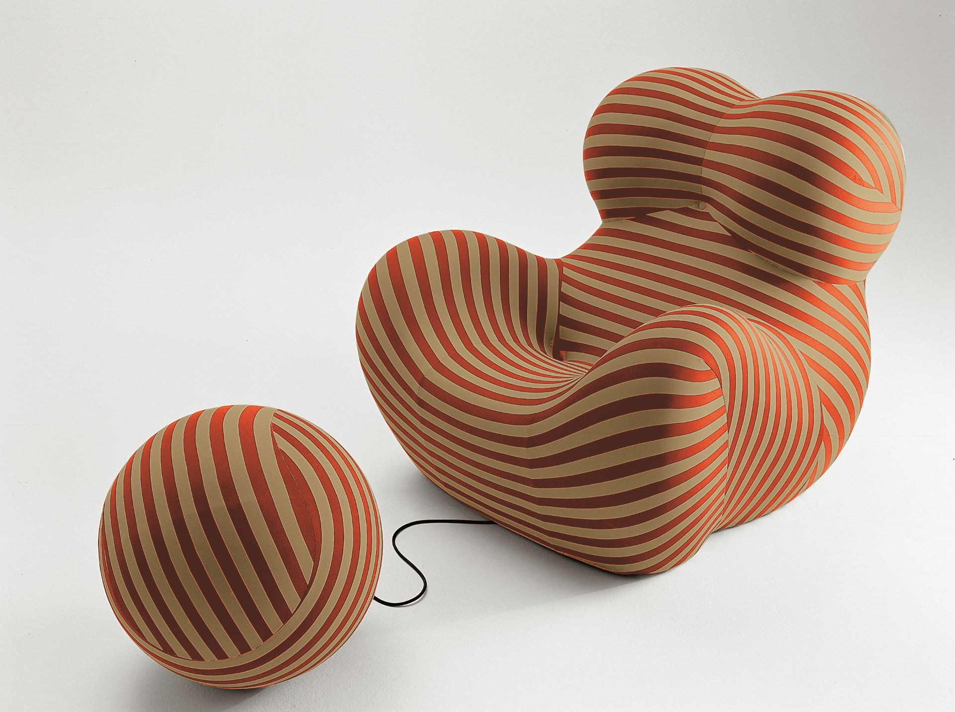 Křeslo Up je metaforou ženské postavy. Pro B&B Italia jej navrhl italský architekt a designér Gaetano Pesce 