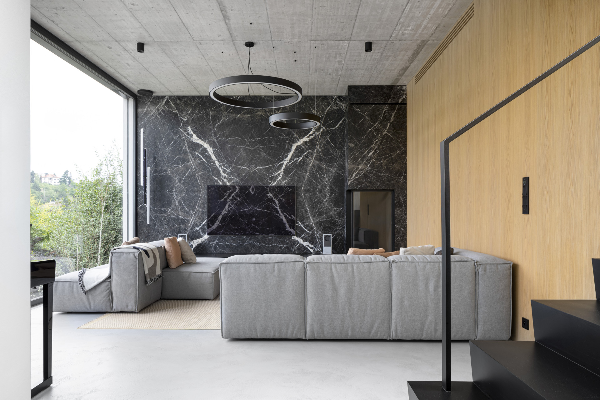 Architekti Hana Davidová a Michal Narovec ze studia Flat White dali vyniknout osvětlení značky Delta Light v minimalistickém interiéru rodinného domu