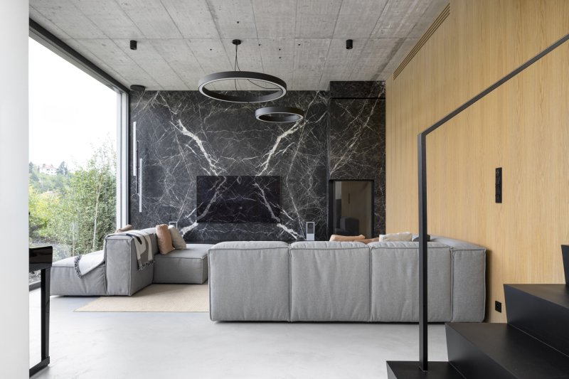 Architekti Hana Davidová a Michal Narovec ze studia Flat White dali vyniknout osvětlení značky Delta Light v minimalistickém interiéru rodinného domu