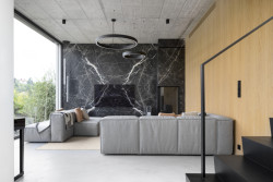 Architekti Hana Davidová a Michal Narovec ze studia Flat White dali vyniknout osvětlení značky Delta Light v minimalistickém interiéru rodinného domu