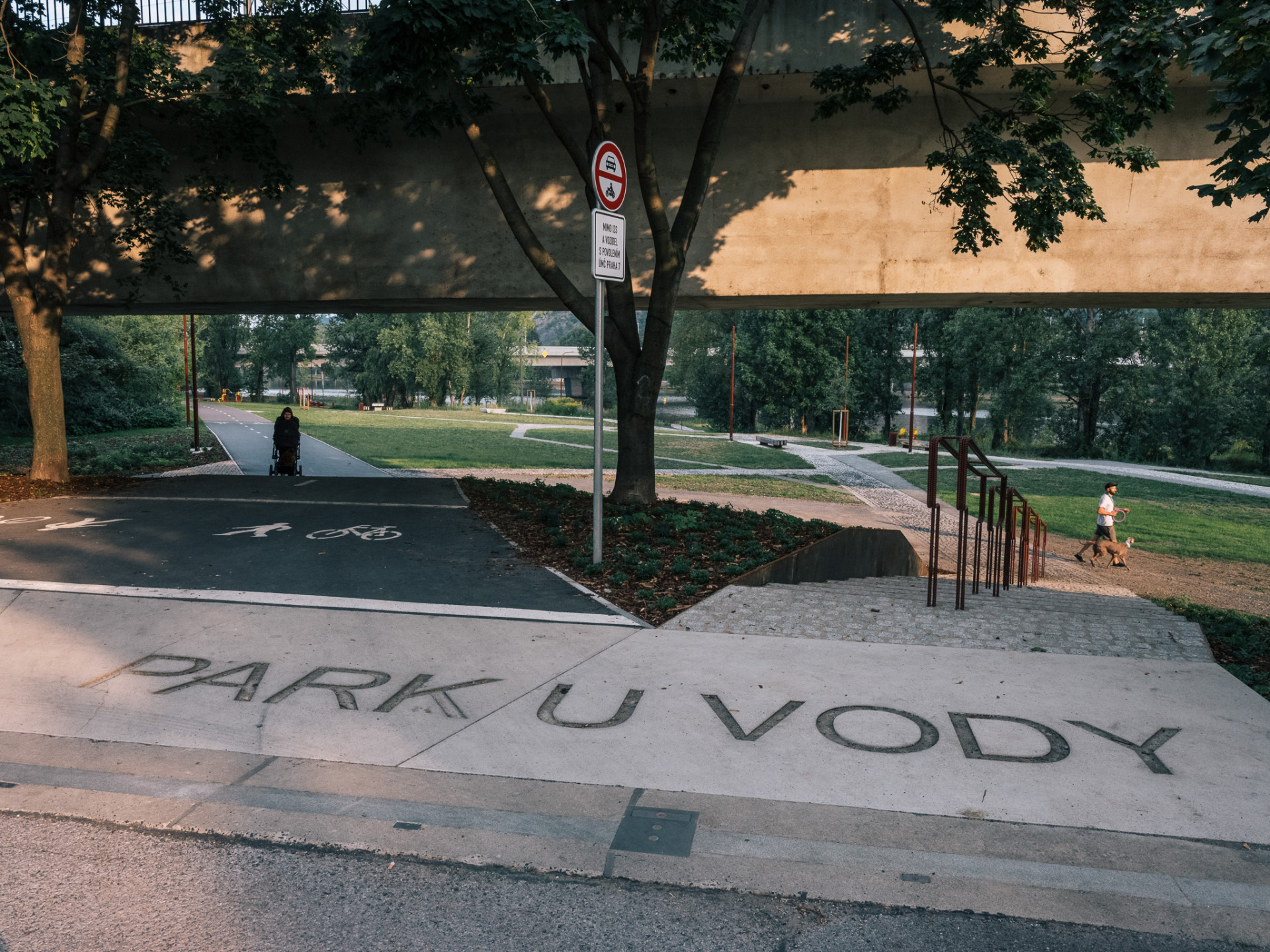 Nový holešovický park se jmenuje U Vody. (Park U Vody v Praze-Holešovicích, YYYY)