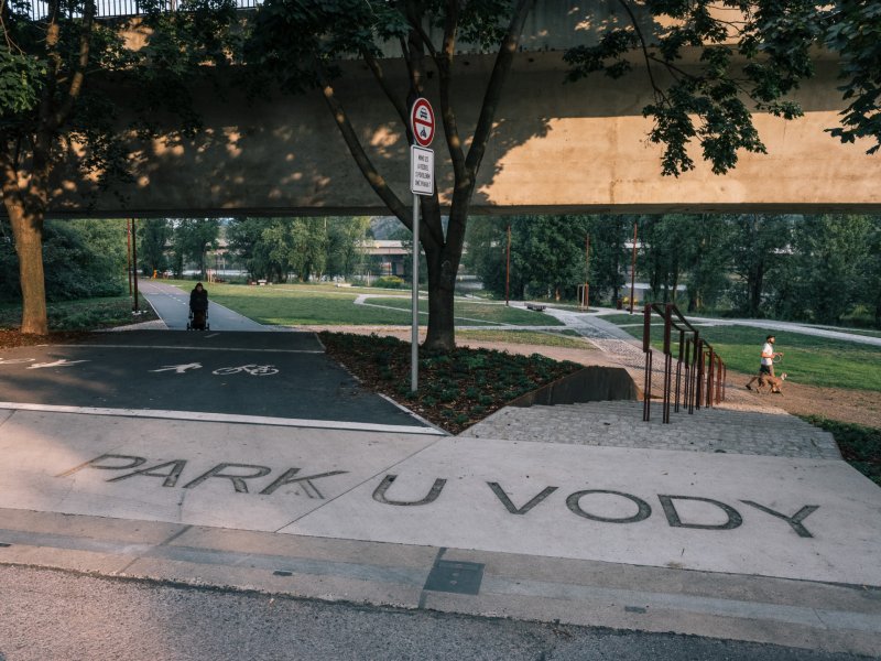 Nový holešovický park se jmenuje U Vody. (Park U Vody v Praze-Holešovicích, YYYY)