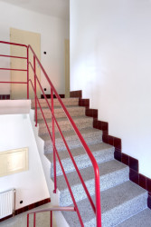 Obnovené schodiště oživila nová barva zábradlí. (Obnova interiérů prvorepublikové vilky na Plzeňsku, ateliér DEBYT)